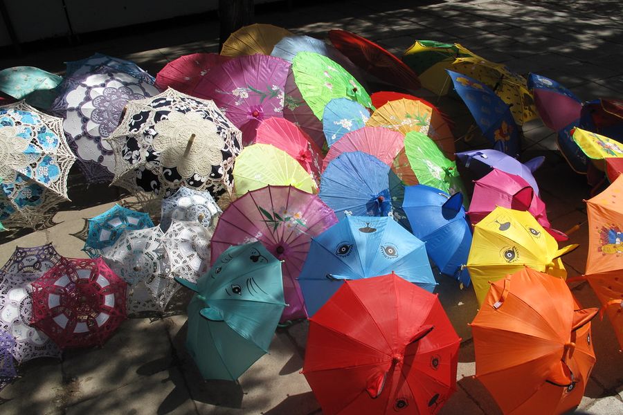 Collection de parapluies traditionnels artisanaux